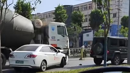 澳彩网官网资料下载:网约车撞击水泥罐车