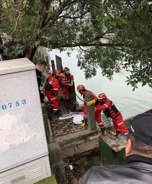 新澳今日图片分析:老人摘枇杷落水身亡