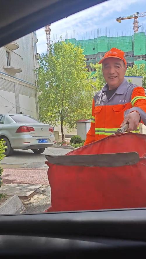 新澳今日图片分析:通报环卫工自扔自捡